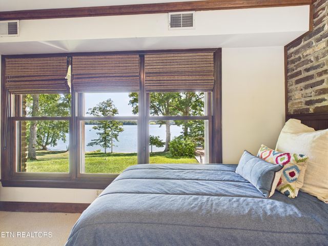 902 Twin Cove Circle, Lenoir City, TN 37772