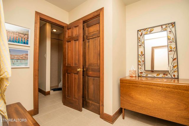 902 Twin Cove Circle, Lenoir City, TN 37772