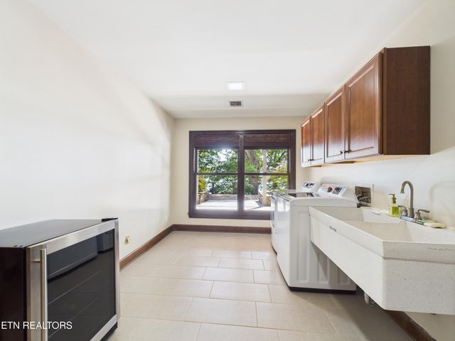 902 Twin Cove Circle, Lenoir City, TN 37772