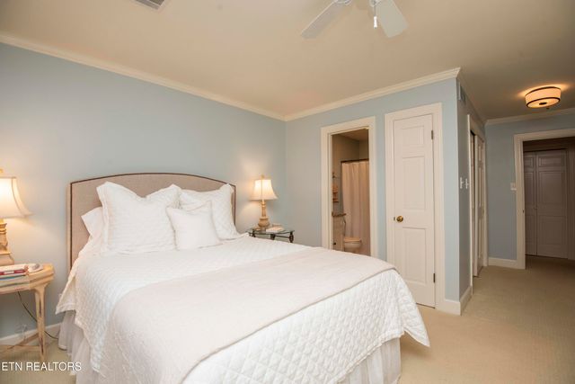 902 Twin Cove Circle, Lenoir City, TN 37772