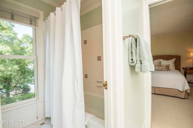 902 Twin Cove Circle, Lenoir City, TN 37772