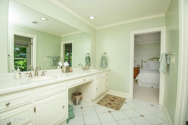 902 Twin Cove Circle, Lenoir City, TN 37772