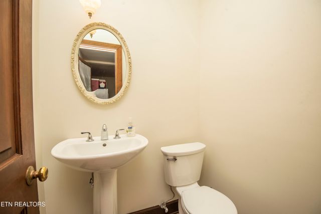 902 Twin Cove Circle, Lenoir City, TN 37772