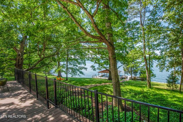 902 Twin Cove Circle, Lenoir City, TN 37772