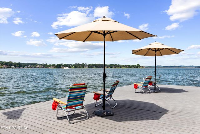 902 Twin Cove Circle, Lenoir City, TN 37772