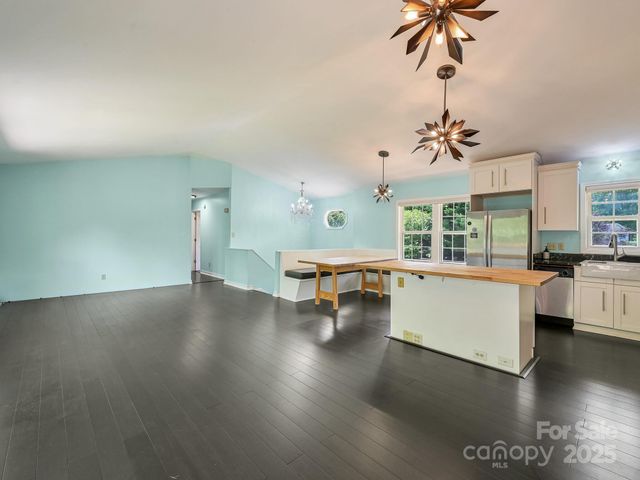 14 Spring Lake Drive, Fletcher, NC 28732