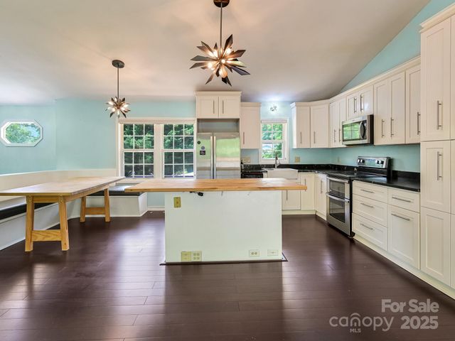 14 Spring Lake Drive, Fletcher, NC 28732