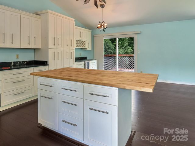 14 Spring Lake Drive, Fletcher, NC 28732