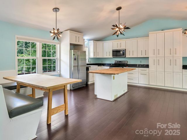 14 Spring Lake Drive, Fletcher, NC 28732