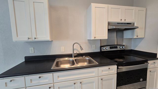 1026 W French Pl Apt 2, San Antonio, TX 78212
