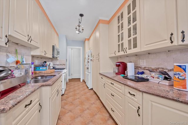 240 Bronxville Road C1, Bronxville, NY 10708