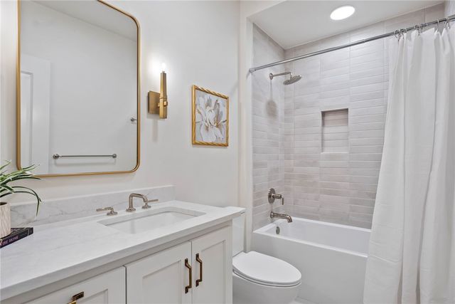 426 SE C Street, Bentonville, AR 72712