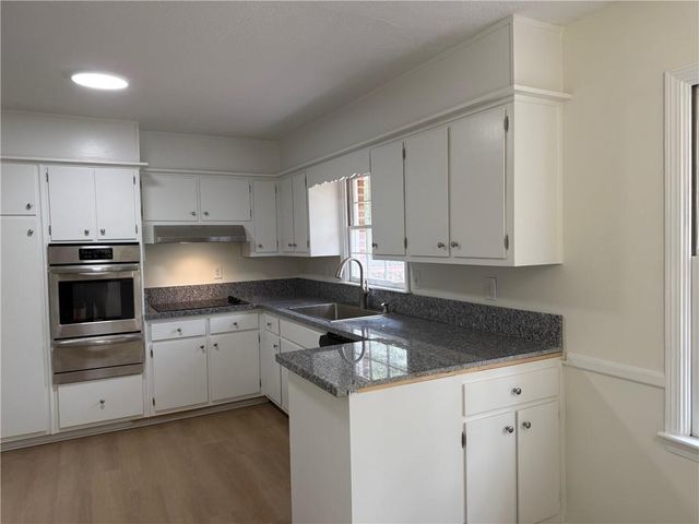 527 Rimrock Trail, Stone Mountain, GA 30083