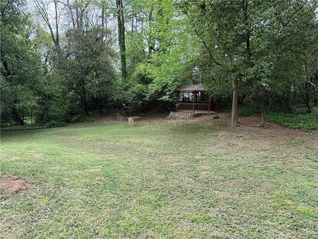 527 Rimrock Trail, Stone Mountain, GA 30083