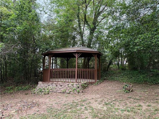 527 Rimrock Trail, Stone Mountain, GA 30083