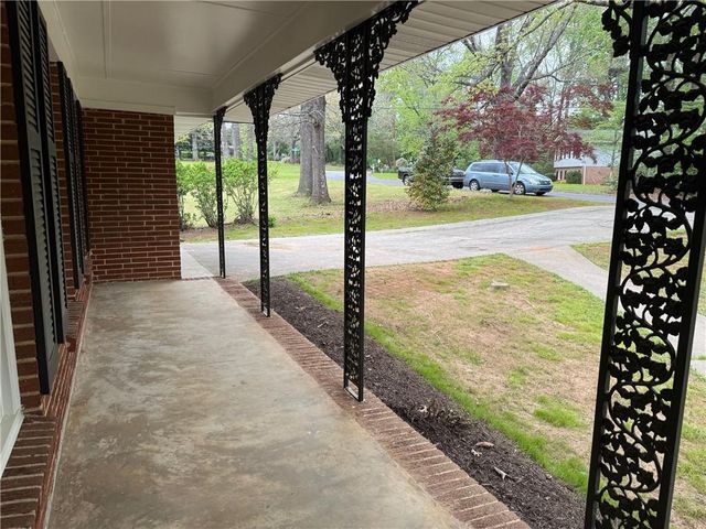 527 Rimrock Trail, Stone Mountain, GA 30083