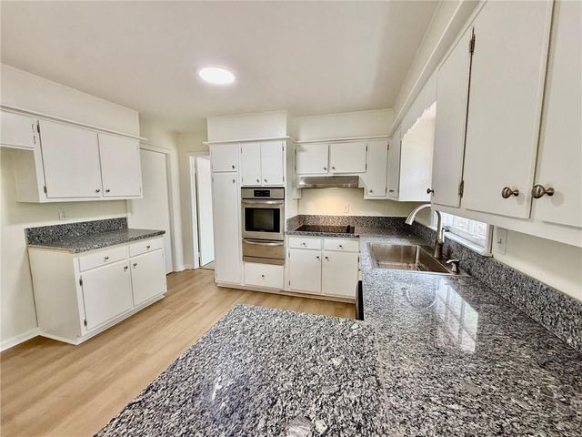 527 Rimrock Trail, Stone Mountain, GA 30083