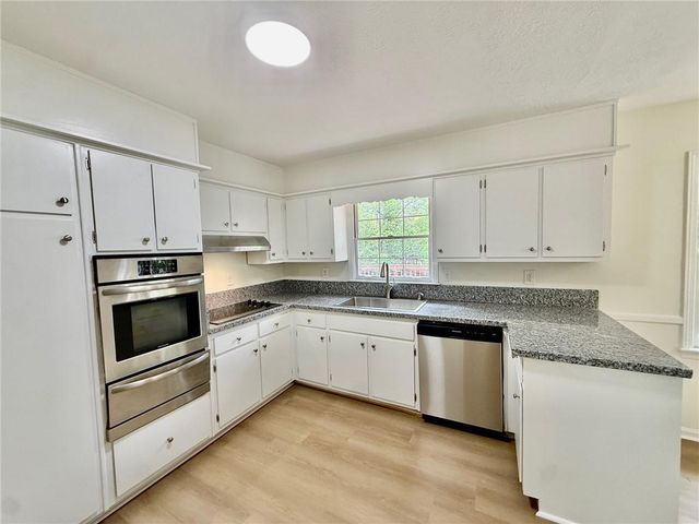 527 Rimrock Trail, Stone Mountain, GA 30083