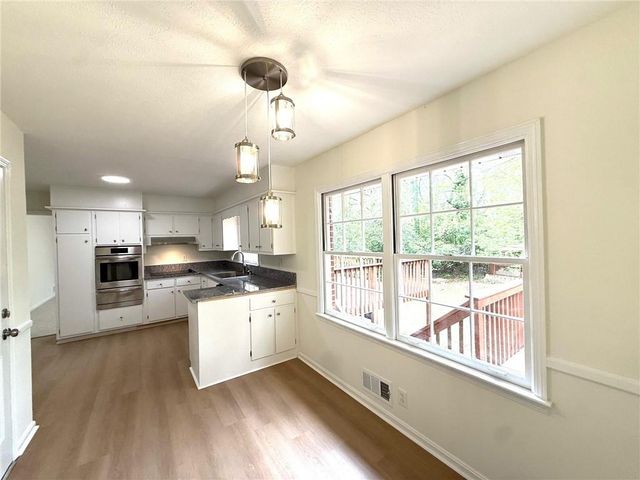 527 Rimrock Trail, Stone Mountain, GA 30083