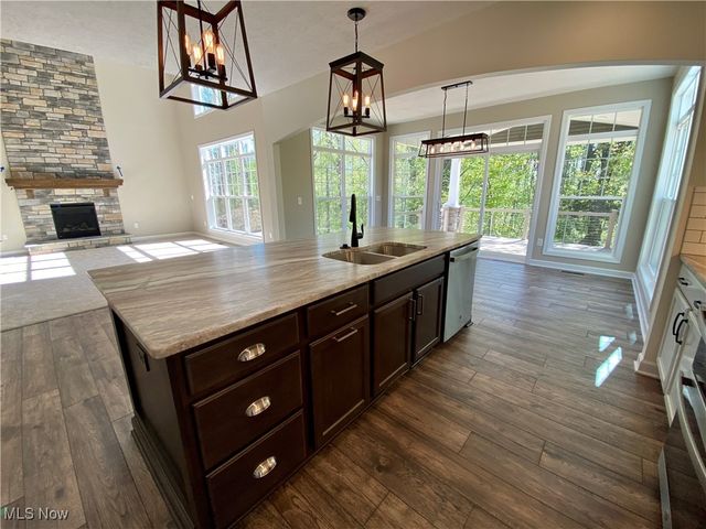 2244 Ledgestone Drive NW, Uniontown, OH 44685