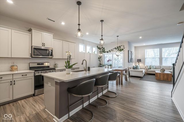 825 Stone Trace Court, Avon, IN 46123