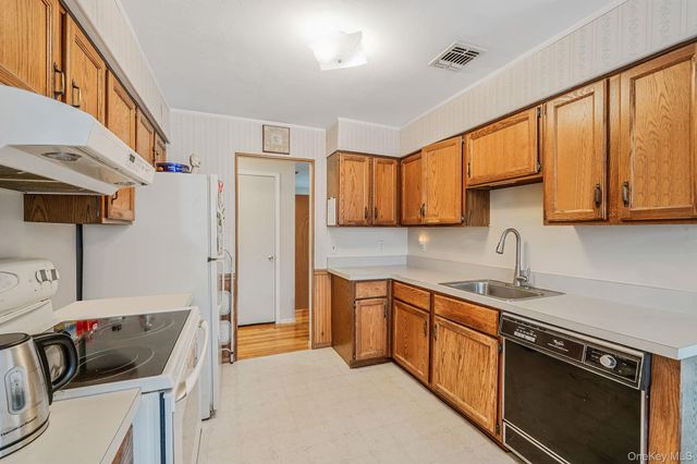 1 Whitman Drive, Medford, NY 11763