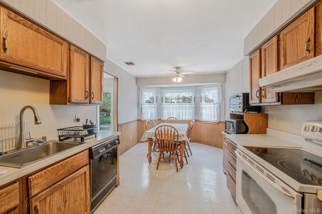 1 Whitman Drive, Medford, NY 11763