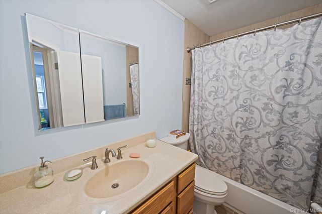 1 Whitman Drive, Medford, NY 11763