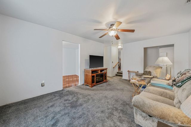 1 Whitman Drive, Medford, NY 11763