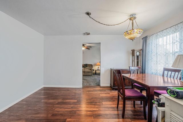 1 Whitman Drive, Medford, NY 11763