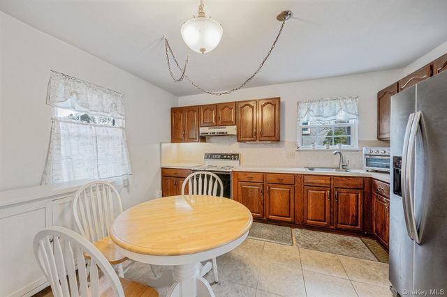 1 Whitman Drive, Medford, NY 11763