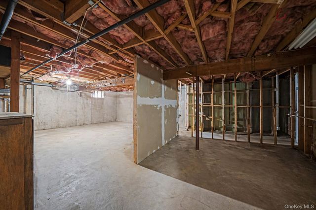 1 Whitman Drive, Medford, NY 11763