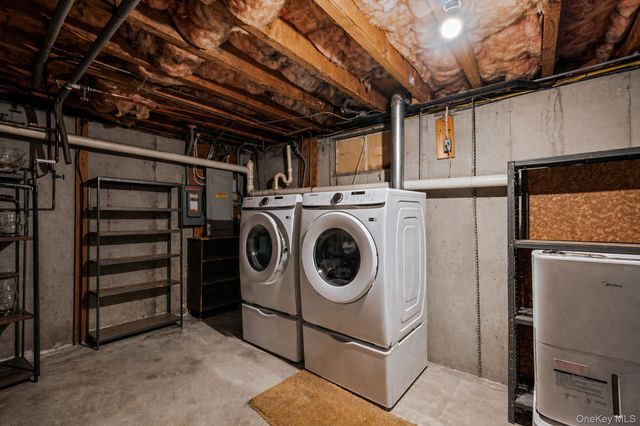 1 Whitman Drive, Medford, NY 11763