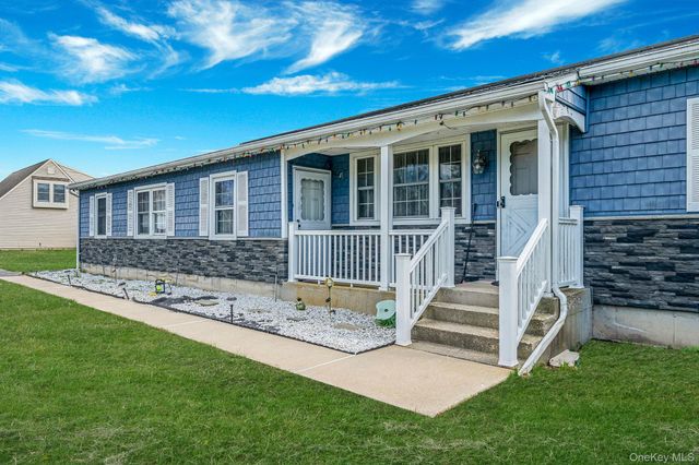 1 Whitman Drive, Medford, NY 11763