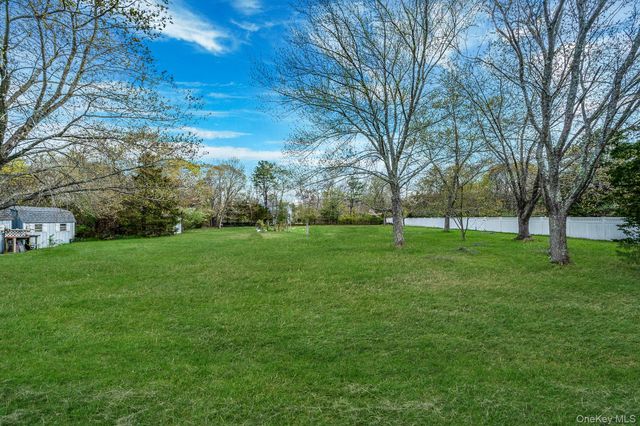 1 Whitman Drive, Medford, NY 11763