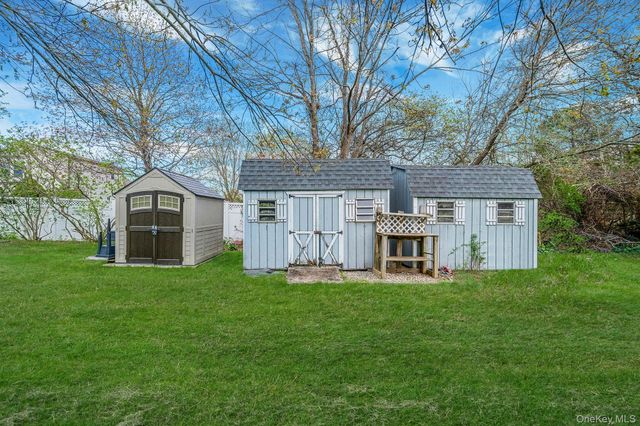 1 Whitman Drive, Medford, NY 11763