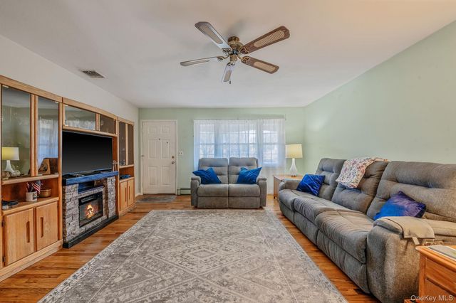 1 Whitman Drive, Medford, NY 11763