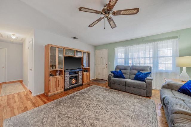 1 Whitman Drive, Medford, NY 11763