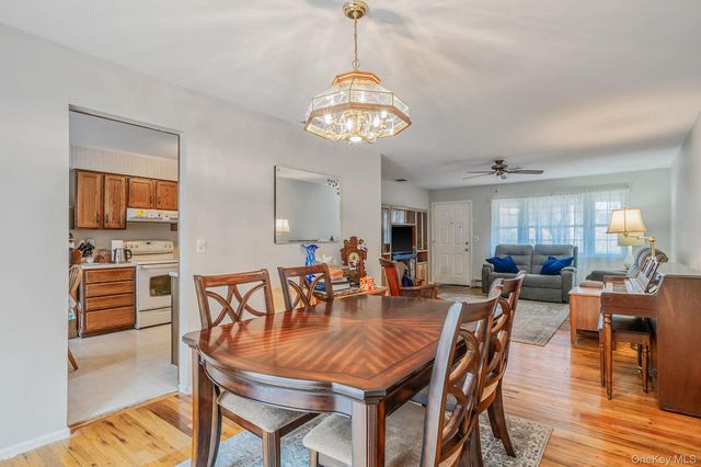 1 Whitman Drive, Medford, NY 11763