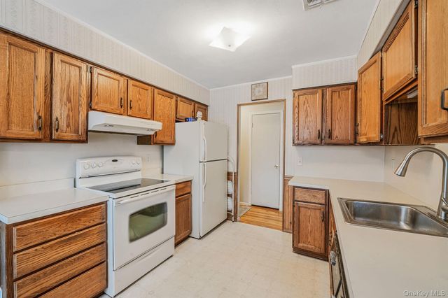 1 Whitman Drive, Medford, NY 11763