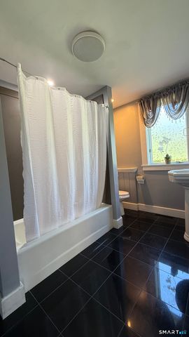 186 Great Neck Road, Waterford, CT 06385