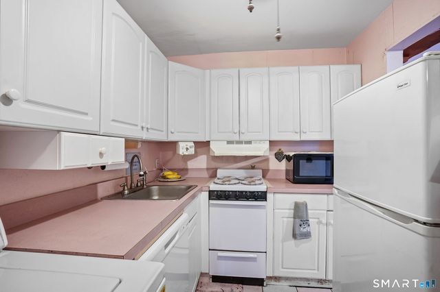 701 Beacon Valley Road APT 25, Naugatuck, CT 06770