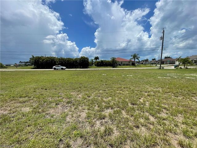 825 NW 33rd PL, Cape Coral, FL 33993