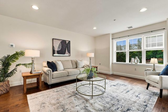 2201 Briarwood Village 2201, Clinton, MA 01510
