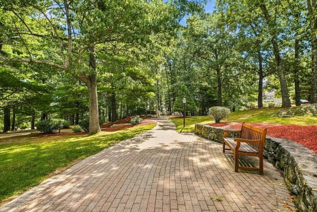 2201 Briarwood Village 2201, Clinton, MA 01510