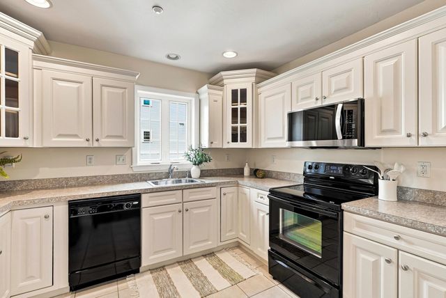 2201 Briarwood Village 2201, Clinton, MA 01510
