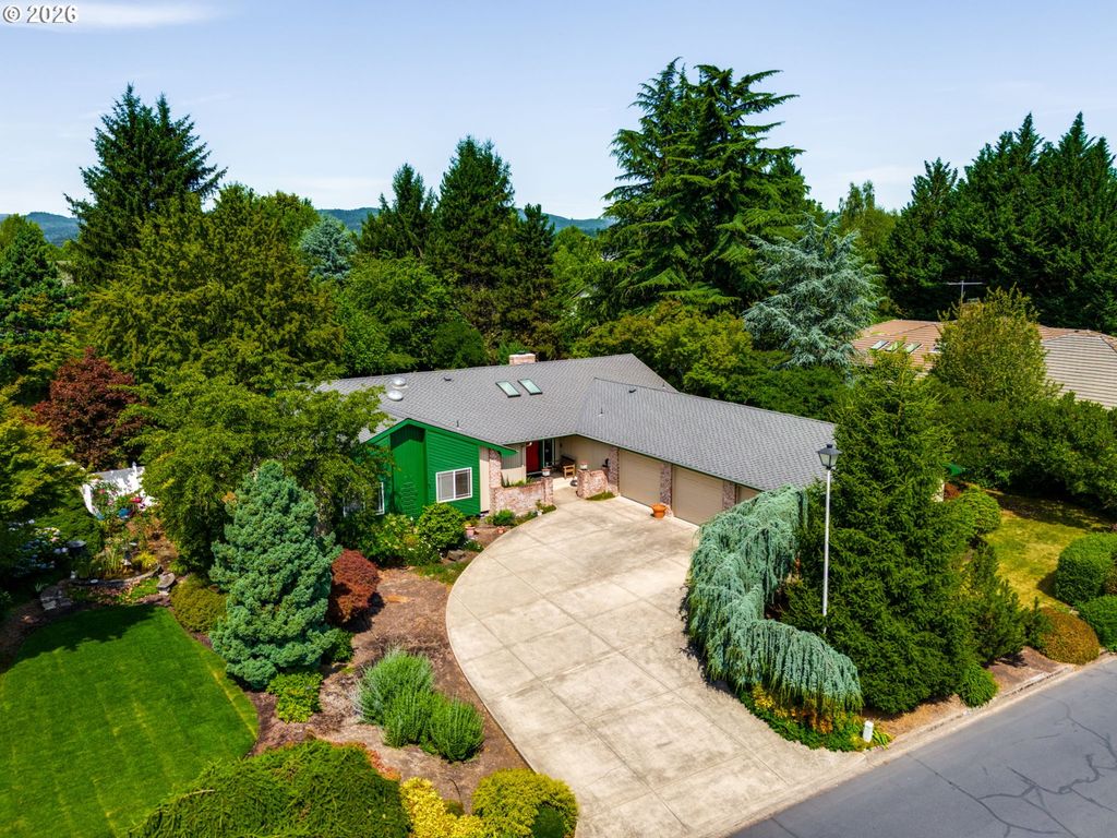 Image 1 of property listing at 2221 Nw DORAL St, Mc Minnville, OR 97128