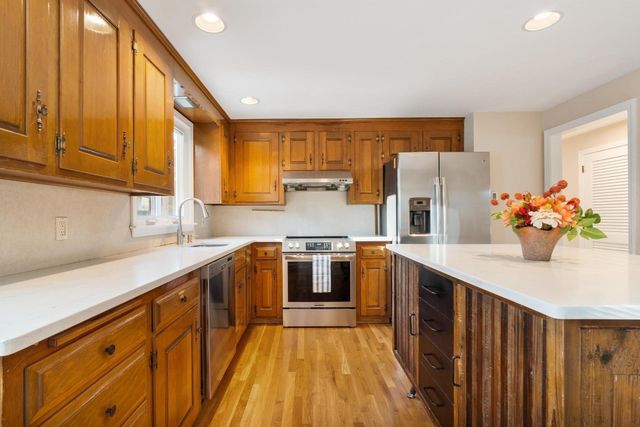 2 Dorset Circle, Andover, MA 01810