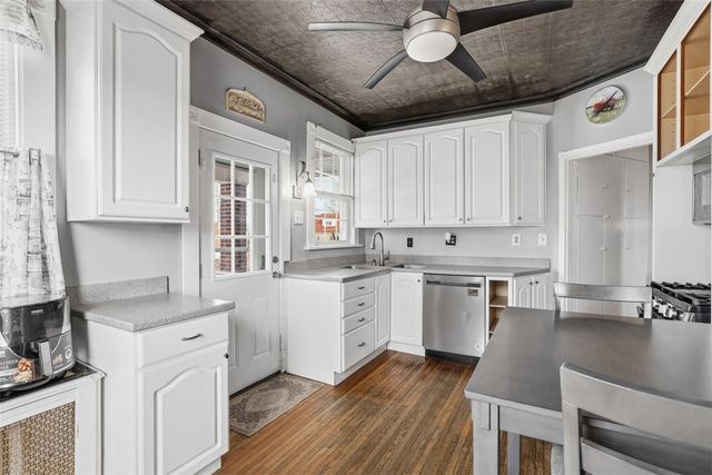 4000 Brownsville Rd, Brentwood, PA 15227