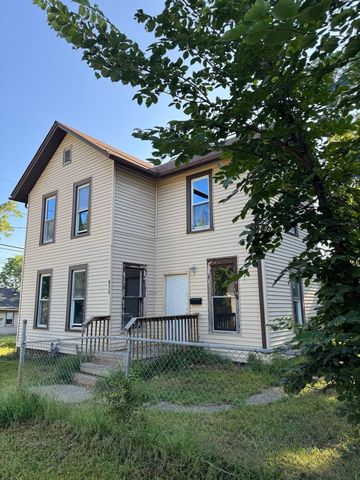 913 VINE Street, Davenport, IA 52804